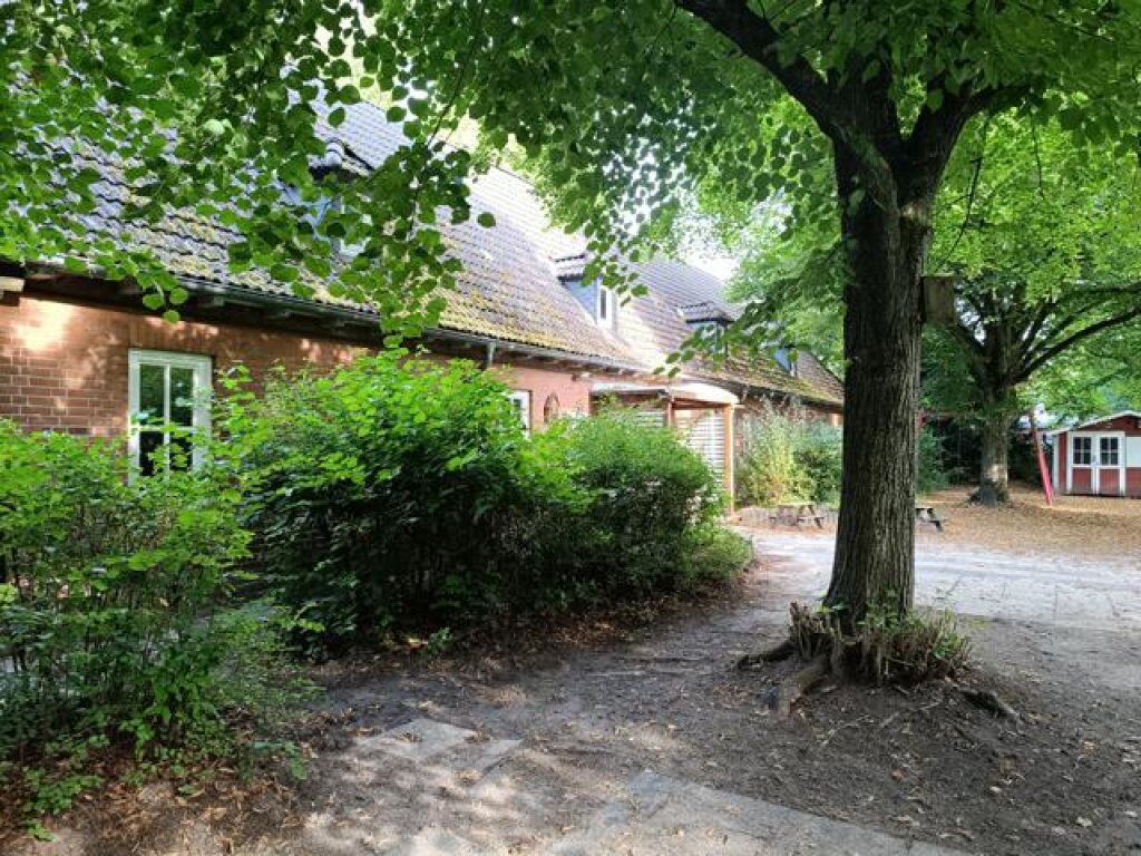 Frontseite und Eingang der AWO Kita Sonnenhügel der AWO Hamburg.