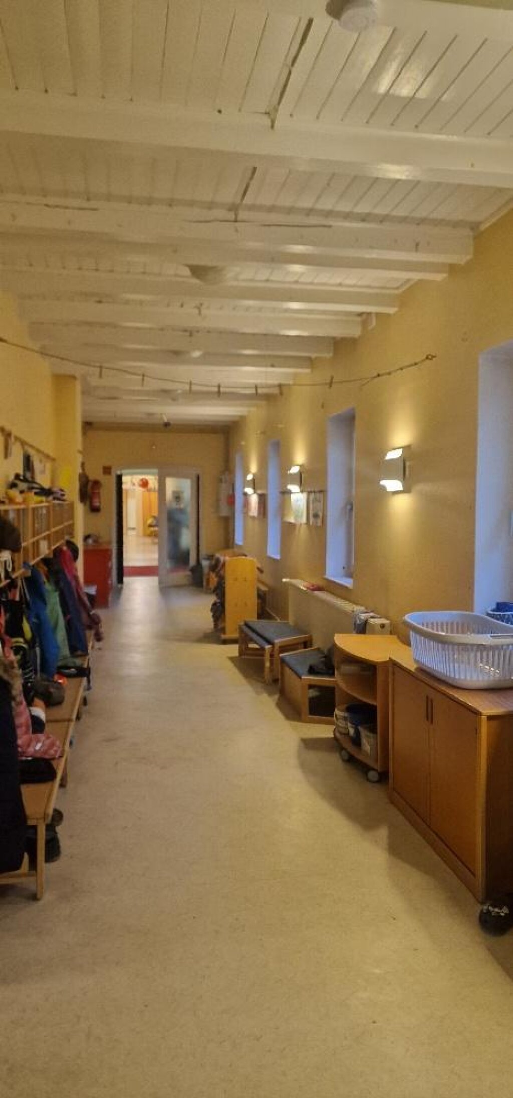 AWO Hamburg Kita Sonnenhügel Flurbereich mit Garderoben.