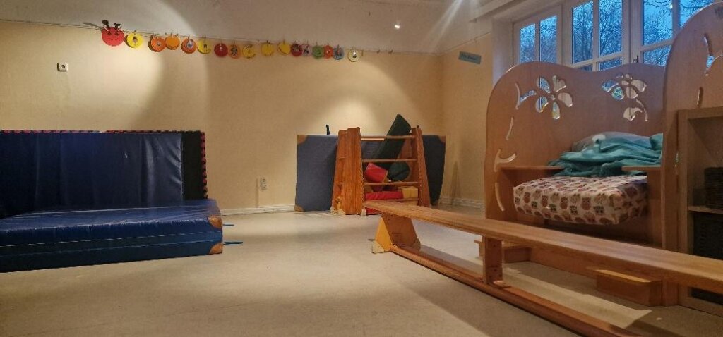 Bewegungsraum mit Matten der AWO Kita Sonnenhügel.